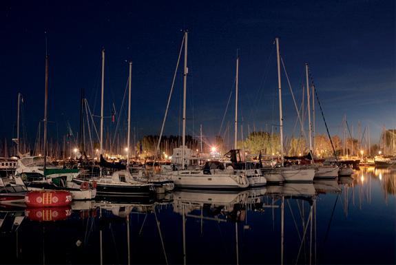 Jachthaven in het donker | Beachhotel Cape Helius