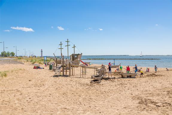 Strand met speelschip | Beachhotel Cape Helius