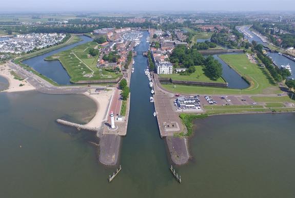 Luchtfoto van Hellevoetsluis | Ontdek de omgeving van Beachhotel Cape Helius