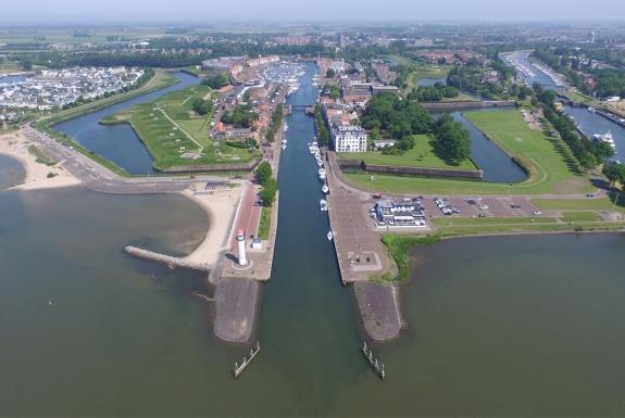 Luchtfoto van Hellevoetsluis | Ontdek de omgeving van Beachhotel Cape Helius